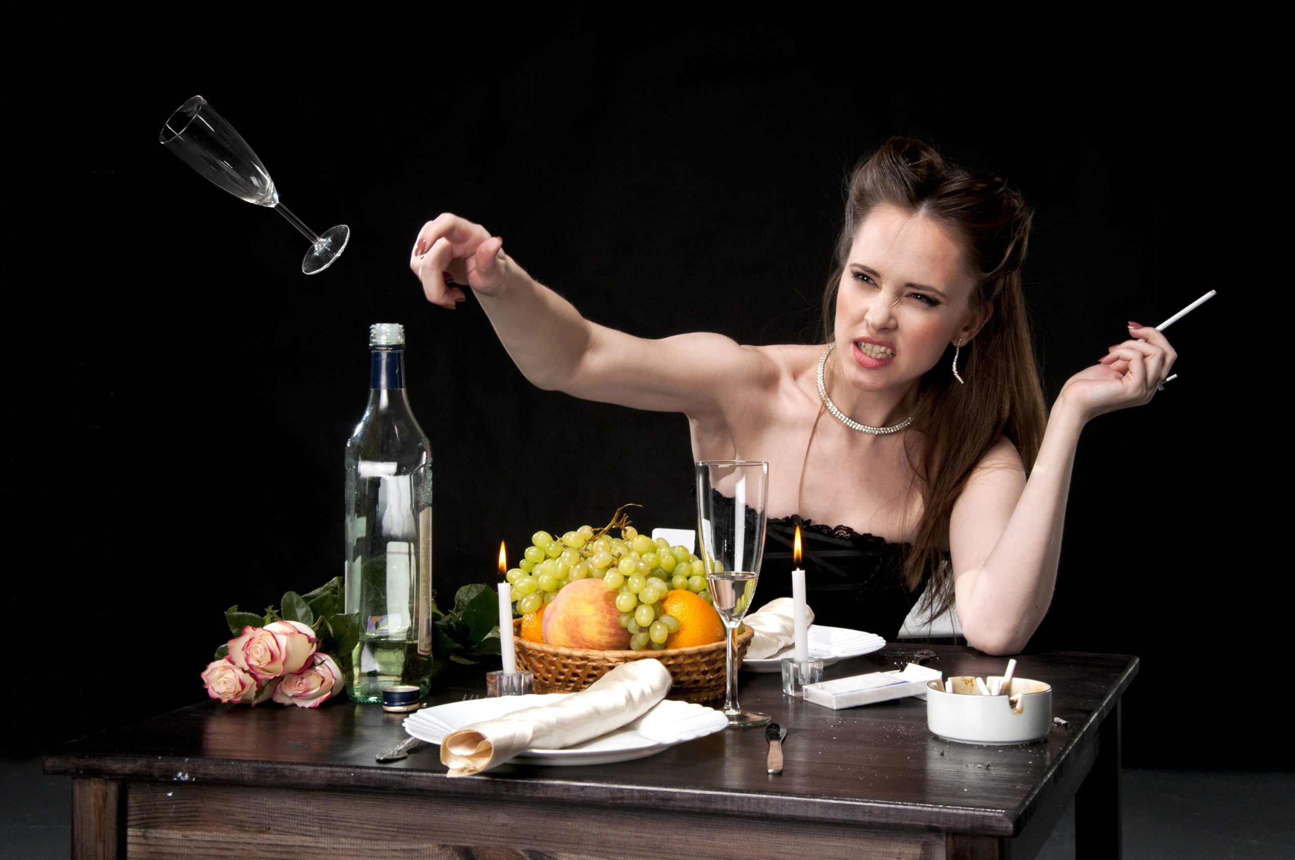 Пьяная женщина за столом
