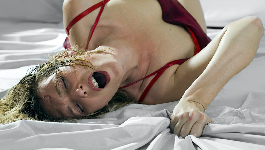 Молодая художница Leah Gotti доводит себя до оргазма подручными средствами